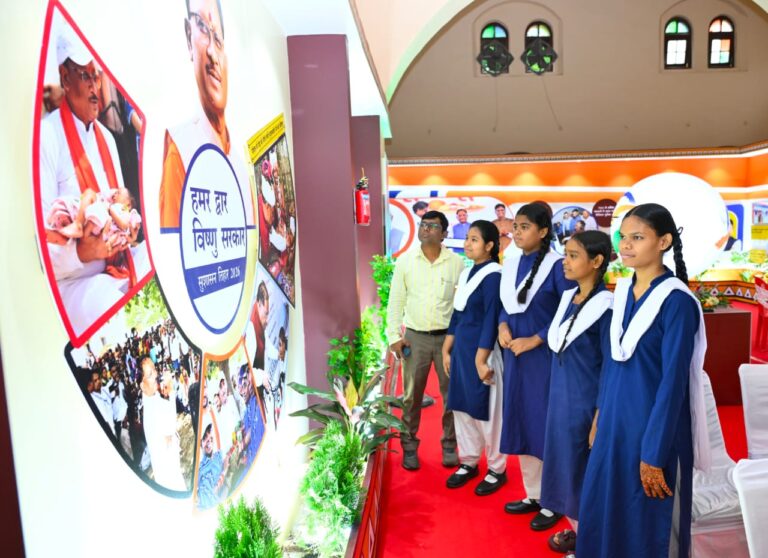 टाउन हॉल में छायाचित्र प्रदर्शनी देखने उमड़ी भीड़, एआई तकनीक से विरासत और पर्यटन का अभिनव अनुभव