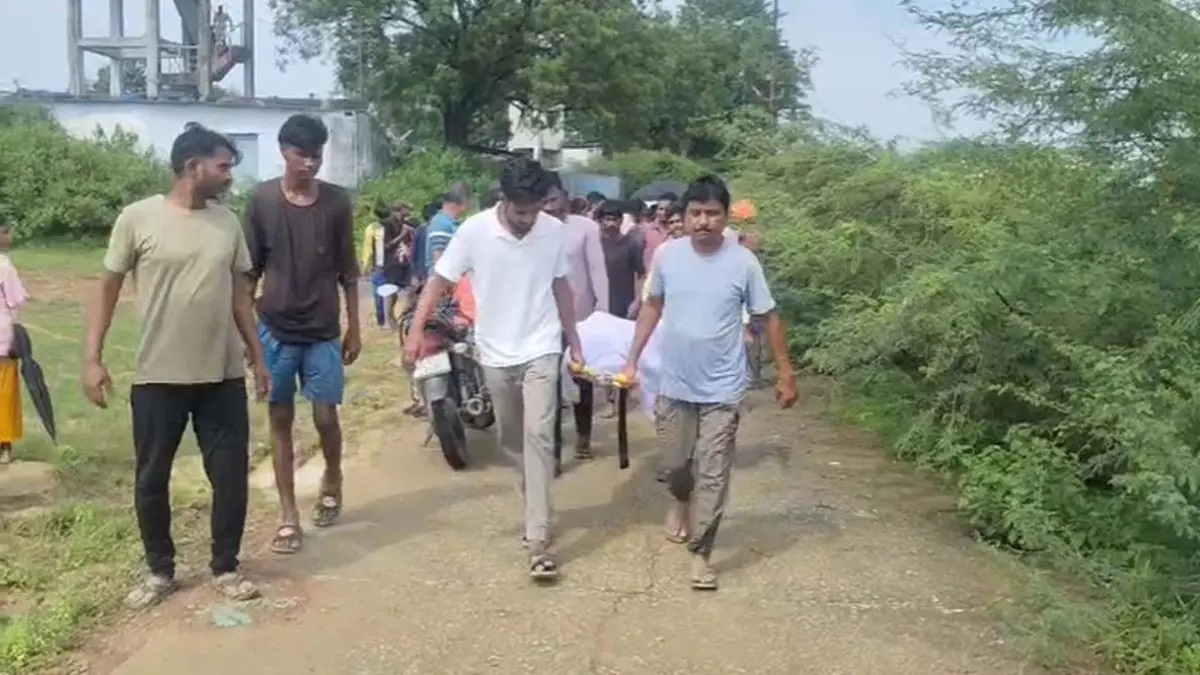 युवक ने जान पर खेलकर तीन बच्चों को बचाया, चौथे की नहीं बच सकी जान