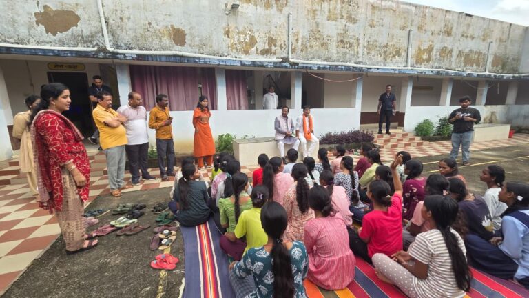 मंत्री रामविचार नेताम ने किया पोस्ट मैट्रिक आदिवासी कन्या छात्रावास का आकस्मिक निरीक्षण