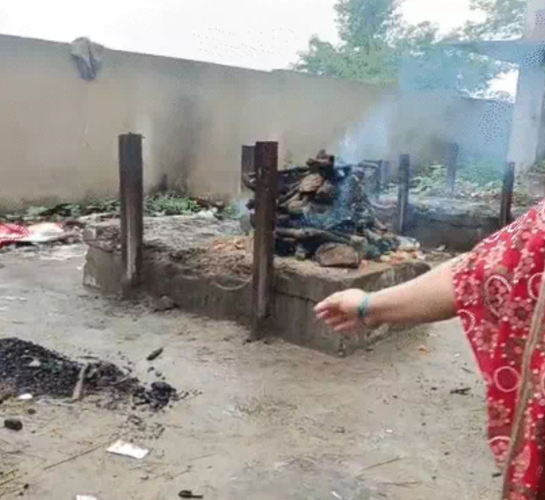 मुक्तिधाम में पालतू कुत्ते का अंतिम संस्कार कराने पर विवाद, कर्मचारी को पद से हटाया