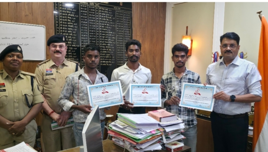 अपनी जान की परवाह नहीं की, बचा ली दो जिंदगियां; एसएसपी ने किया सम्मानित