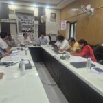 कुरूद की ग्राम पंचायतों में योजनाओं और विकास कार्यों का आयुक्त तारन प्रकाश सिन्हा ने किया निरीक्षण