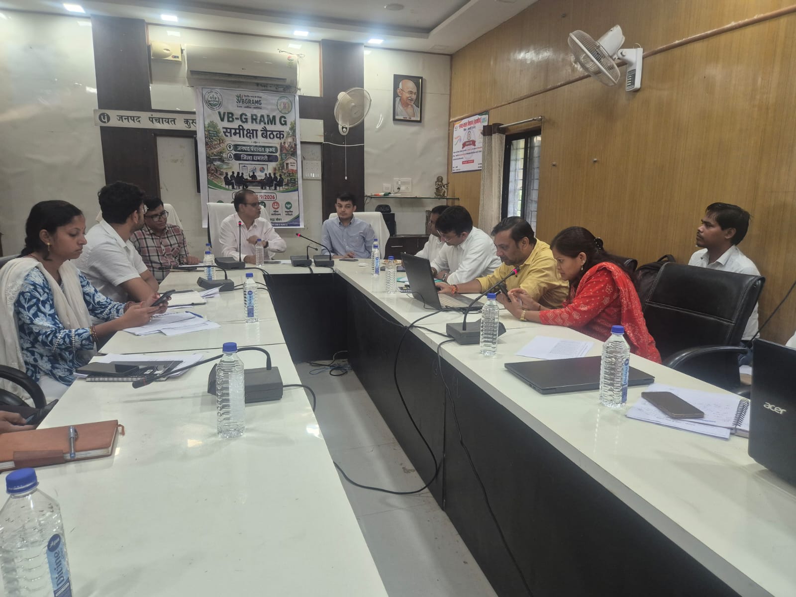 कुरूद की ग्राम पंचायतों में योजनाओं और विकास कार्यों का आयुक्त तारन प्रकाश सिन्हा ने किया निरीक्षण