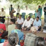 जमीन पर बैठकर कलेक्टर अमित कुमार ने सुनी ग्रामीणों की बात, आंगनबाड़ी और प्राथमिक शाला भवन को मिली तत्काल स्वीकृति