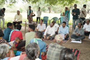 जमीन पर बैठकर कलेक्टर अमित कुमार ने सुनी ग्रामीणों की बात, आंगनबाड़ी और प्राथमिक शाला भवन को मिली तत्काल स्वीकृति