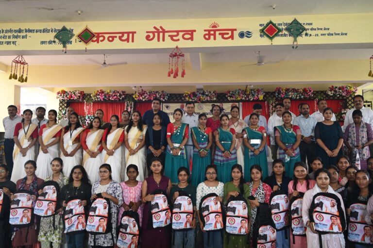 एजुकेशन किट वितरण- उद्योग मंत्री लखन लाल देवांगन ने 1500 छात्राओं को दी सौगात, कॉलेजों में विशाल डोम निर्माण की घोषणा