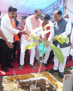 केंद्रीय मंत्री शिवराज सिंह चौहान एवं मुख्यमंत्री विष्णु देव साय ने सक्ती के जेठा में किया पौधरोपण