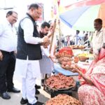 तेलीबांधा मरीन ड्राइव में मिट्टी के दीये बेच रही मीरा से मुख्यमंत्री ने की आत्मीय बातचीत, एक हजार रुपए देकर किया उसके श्रम और स्वावलंबन का सम्मान