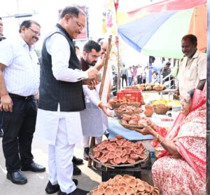 तेलीबांधा मरीन ड्राइव में मिट्टी के दीये बेच रही मीरा से मुख्यमंत्री ने की आत्मीय बातचीत, एक हजार रुपए देकर किया उसके श्रम और स्वावलंबन का सम्मान