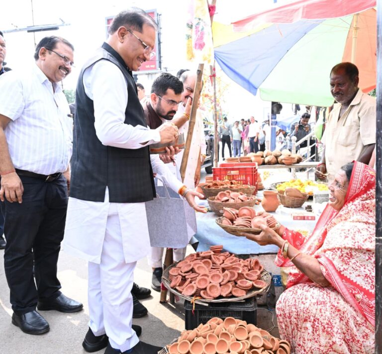 तेलीबांधा मरीन ड्राइव में मिट्टी के दीये बेच रही मीरा से मुख्यमंत्री ने की आत्मीय बातचीत, एक हजार रुपए देकर किया उसके श्रम और स्वावलंबन का सम्मान