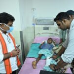 उप मुख्यमंत्री विजय शर्मा ने एम्स रायपुर में महाराष्ट्र सड़क हादसे के घायलों से की मुलाकात