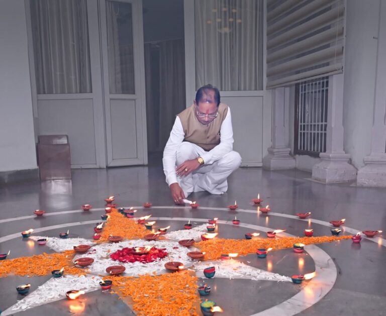 प्रधानमंत्री नरेंद्र मोदी के जन्मदिवस पर मुख्यमंत्री श्री विष्णु देव साय ने अपने निवास पर जलाया ‘आशीर्वाद का दीया’