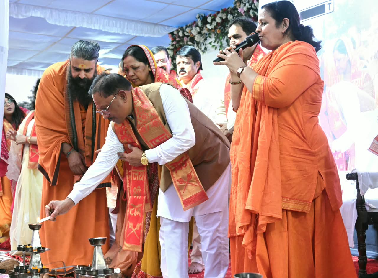 सवा लाख ‘आशीर्वाद के दीपों’ से जगमगाया खारुन तट, प्रधानमंत्री श्री नरेंद्र मोदी के स्वस्थ और दीर्घायु जीवन के लिए हुई महाआरती