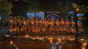 बस्तर सेवा संकल्प अभियान के तहत शहीदों की याद में 1986 स्थानों पर जलाए गए दीये