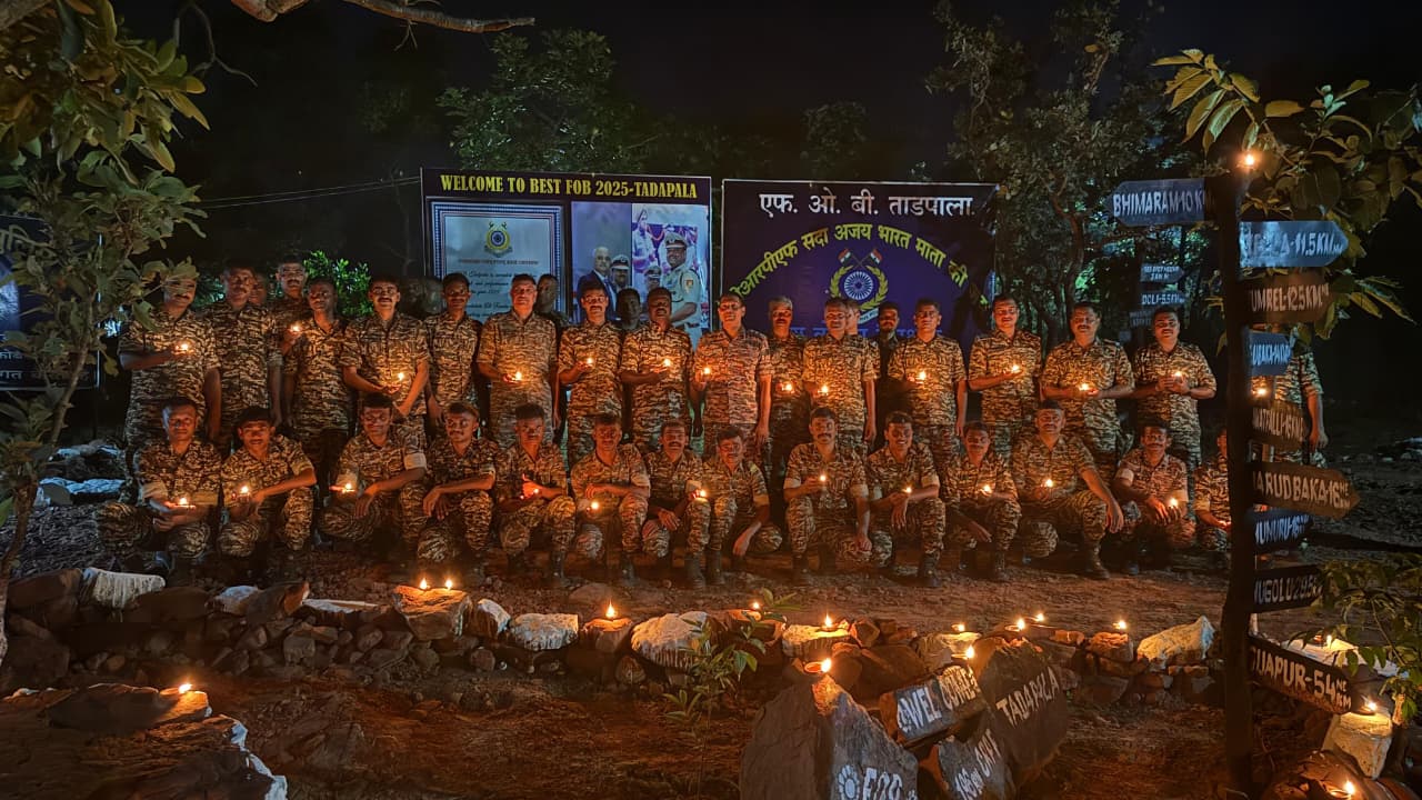 बस्तर सेवा संकल्प अभियान के तहत शहीदों की याद में 1986 स्थानों पर जलाए गए दीये