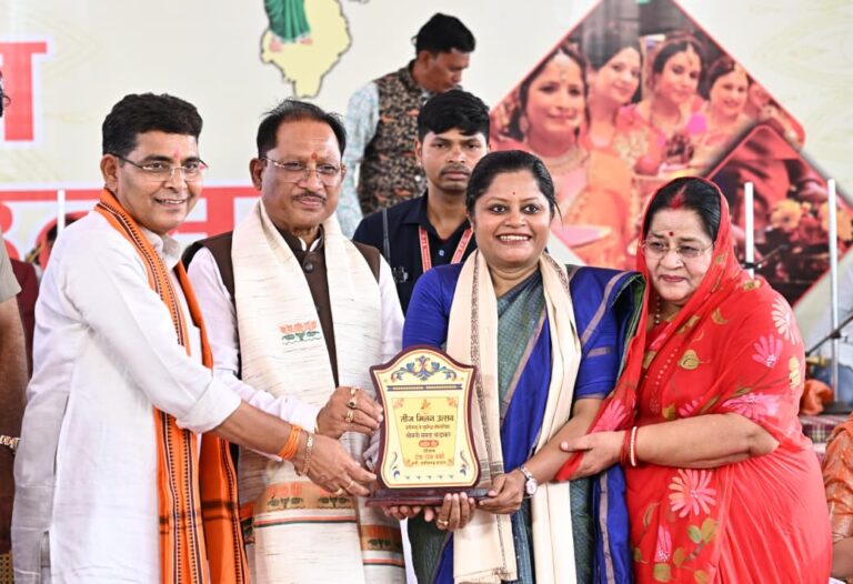 Chief Minister Attends Teej Milan Ceremony at Revenue Minister Tank Ram Verma’s Residence