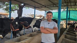 सेवा की कहानी: परंपरागत गौपालन को आधुनिक तकनीक का साथ, राजनाथ ने खड़ा किया सफल डेयरी व्यवसाय