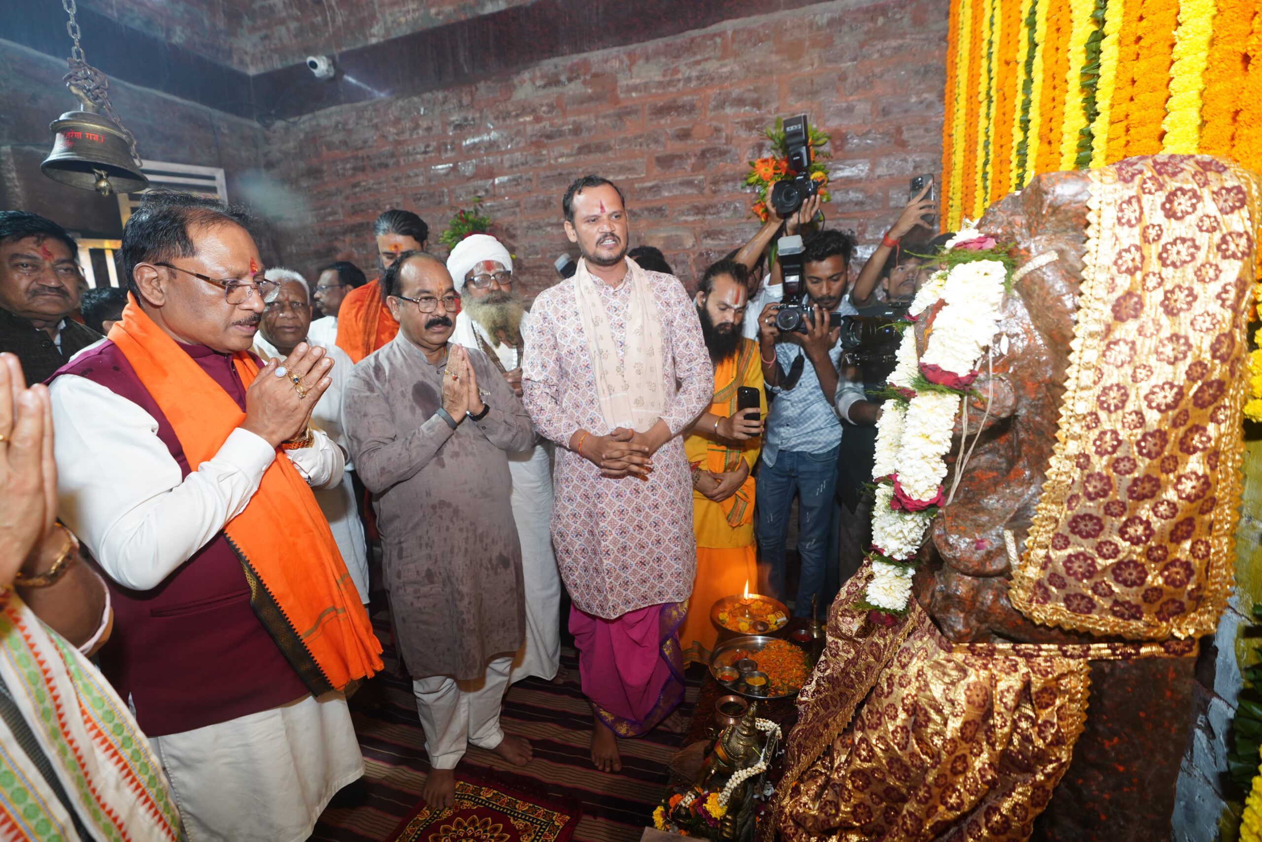 मुख्यमंत्री विष्णु देव साय ने मदकूद्वीप के प्राचीन मंदिरों में की पूजा-अर्चना