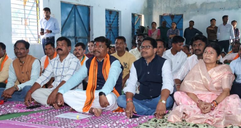 कुंगारपाल में वन मंत्री केदार कश्यप की मौजूदगी में ग्रामीणों ने सुना मन की बात का 138 वां संस्करण