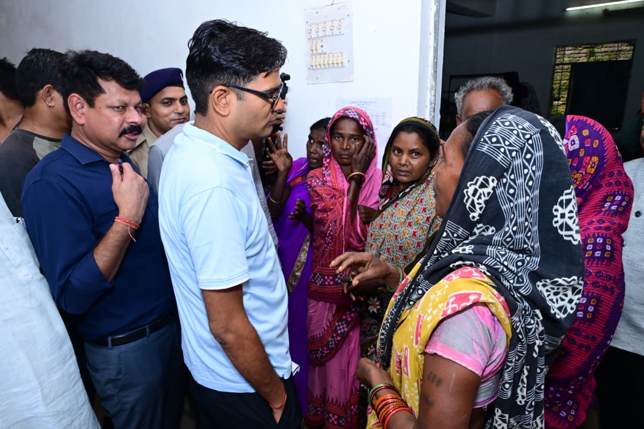 बाढ़ की मुश्किल घड़ी में अपनों के बीच पहुंचे वित्त मंत्री ओ.पी. चौधरी