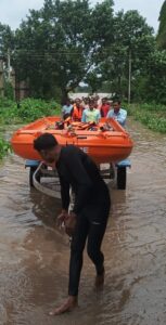 बाढ़ आपदा के बीच जिला प्रशासन की तत्परता और टीमवर्क से सुरक्षित किया गया रेस्क्यू अभियान