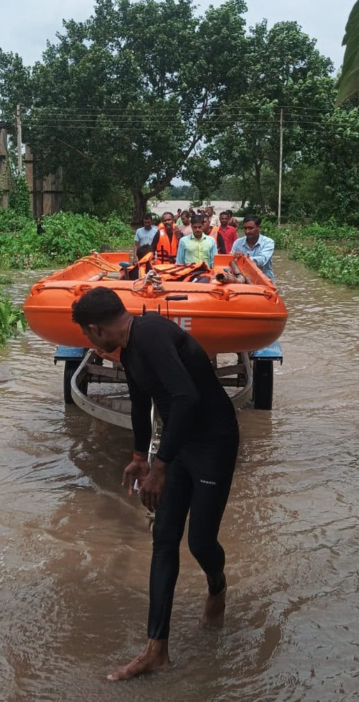बाढ़ आपदा के बीच जिला प्रशासन की तत्परता और टीमवर्क से सुरक्षित किया गया रेस्क्यू अभियान