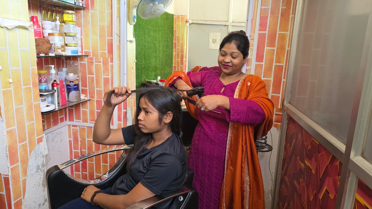 सेवा की कहानी: हुनर ने दी आत्मनिर्भरता की राह, ब्यूटी पार्लर से किरण को हर माह 12 से 20 हजार रुपये तक की आय
