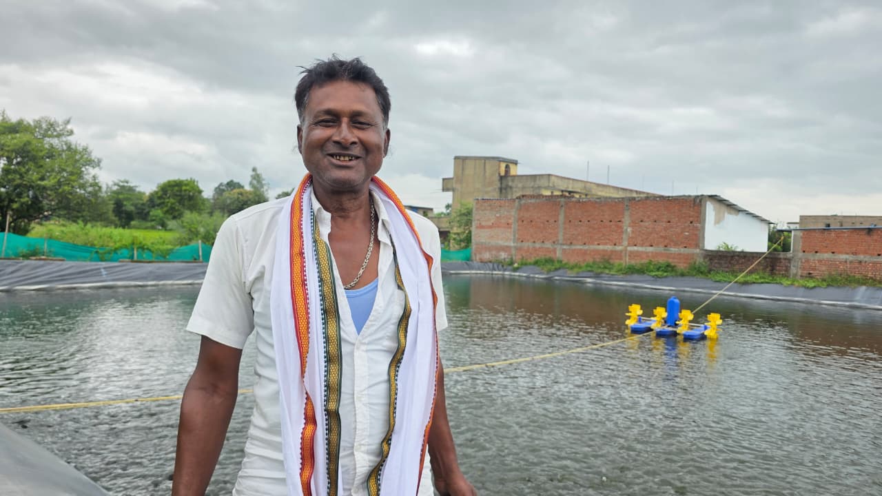 सेवा की कहानी: खाली पड़ी जमीन पर बायोफ्लॉक मछली पालन से विप्लब ने बनाई आय की नई राह