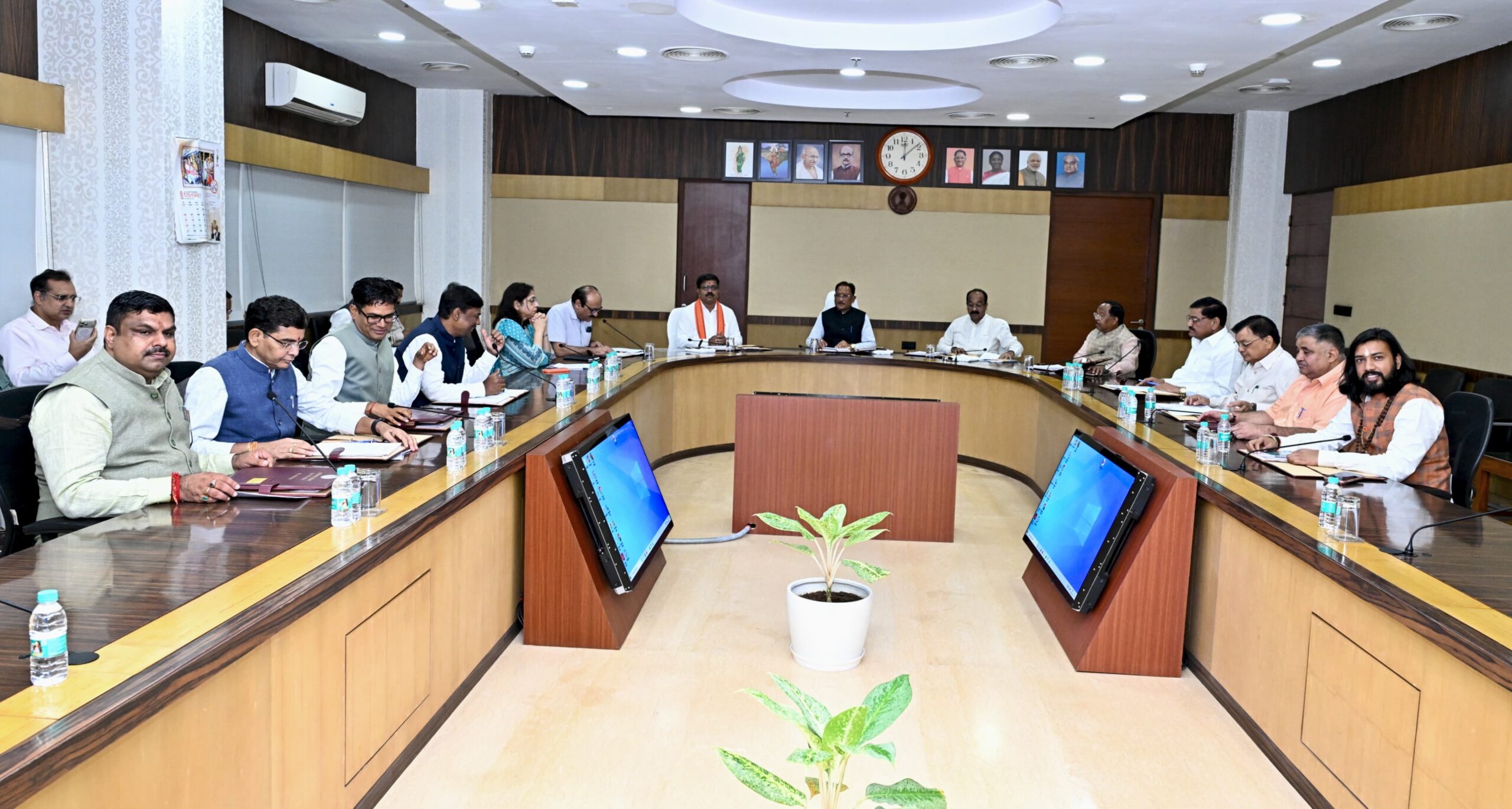 साय कैबिनेट की अहम बैठक, कई बड़े फैसलों पर लगी मुहर