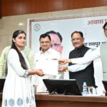 नवा रायपुर अटल नगर विकास प्राधिकरण के नवनियुक्त उप अभियंताओं को मुख्यमंत्री ने सौंपे नियुक्ति पत्र