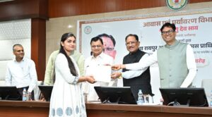 नवा रायपुर अटल नगर विकास प्राधिकरण के नवनियुक्त उप अभियंताओं को मुख्यमंत्री ने सौंपे नियुक्ति पत्र