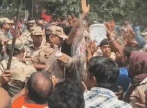 गेवरा खदान के नए प्रोजेक्ट के लिए अस्पताल समेत कई सरकारी भवन ढहाए, ग्रामीणों का प्रदर्शन