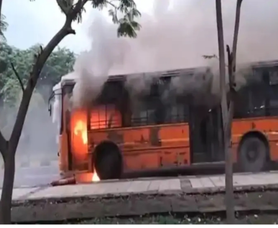 मंत्रालय की खटारा बसों से सफर पर सवाल, आग की घटना के बाद कर्मचारियों का प्रदर्शन