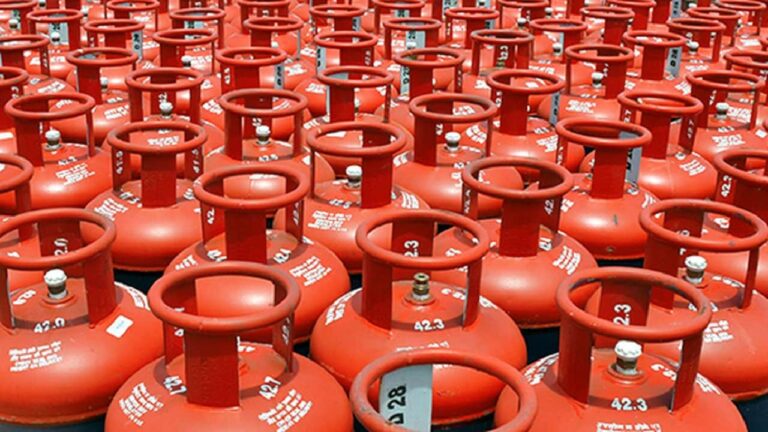 LPG सब्सिडी के लिए 1 अक्टूबर से आधार बायोमेट्रिक जरूरी, सत्यापन नहीं कराया तो नहीं मिलेगा रियायती सिलिंडर