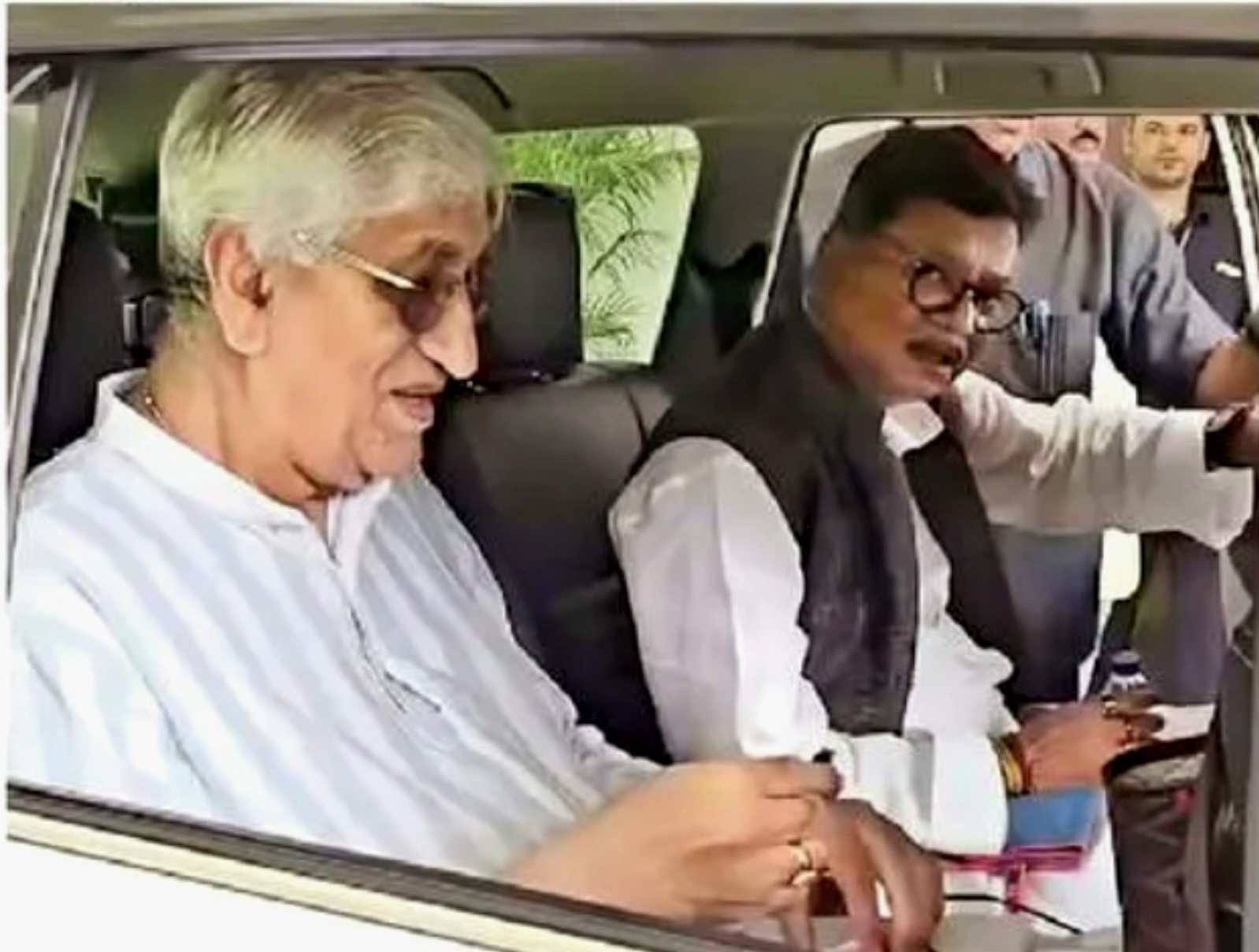 एक कार में सवार तीन बड़े चेहरे… देवेंद्र के बंगले पहुंचते ही गरमाई भिलाई की सियासत!