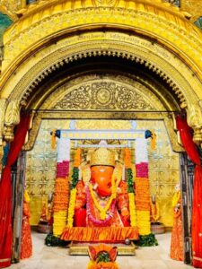 एक रील ने मचा दी ऐसी धूम कि जयपुर खिंचे चले आए लाखों कुंवारे! मोतीडूंगरी गणेशजी की मेहंदी के लिए 6-7 घंटे कतार में खड़े रहे श्रद्धालु