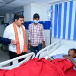 उप मुख्यमंत्री विजय शर्मा ने अस्पताल पहुंचकर जाना सड़क हादसे में घायलों का हाल