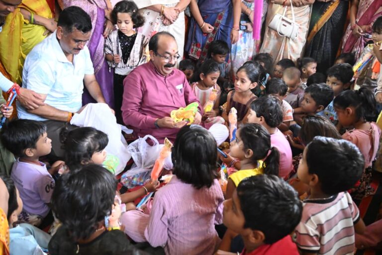 बच्चों के अंदर अपना बचपना ढूंढता हूं, जमीन पर बैठकर बच्चों संग खेले अरुण साव