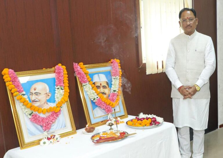 मुख्यमंत्री ने महात्मा गांधी और पूर्व प्रधानमंत्री लाल बहादुर शास्त्री की जयंती पर किया नमन