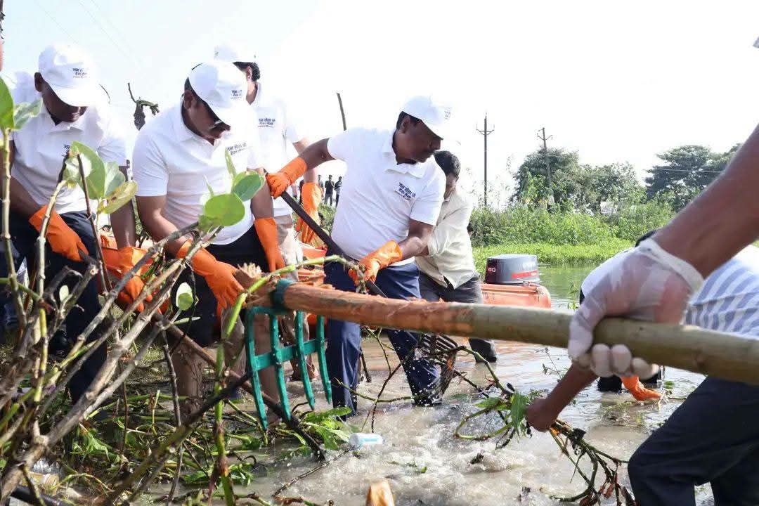 वन मंत्री केदार कश्यप ने बीजापुर के महादेव तालाब में श्रमदान कर दिया स्वच्छता का संदेश