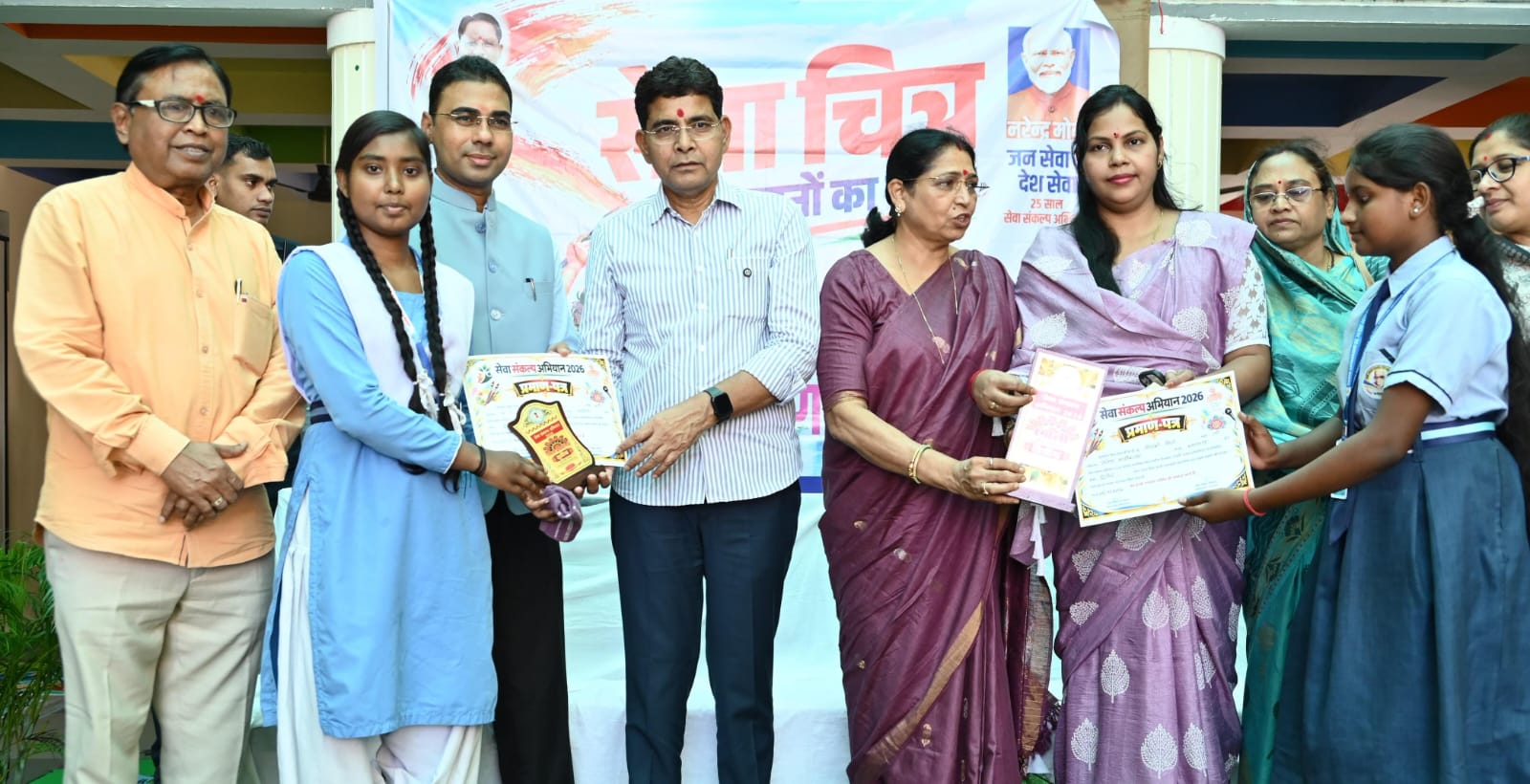 सेवा संकल्प अभियान में रंगोली व भाषण विजेताओं का राजस्व मंत्री टंक राम वर्मा ने किया सम्मान