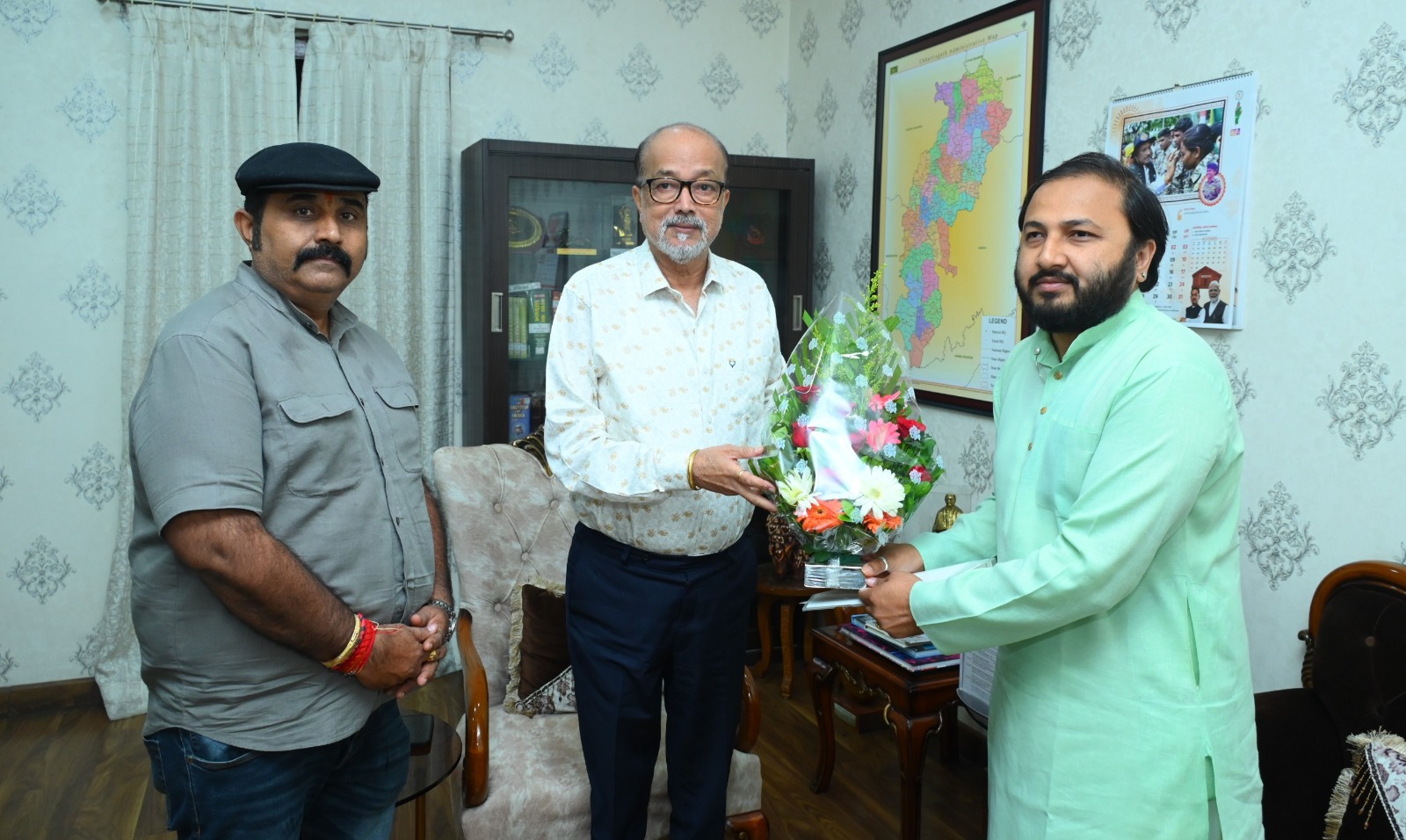 राज्यपाल रमेन डेका से महाराजा कमल चंद्र भंज देव ने की भेंट