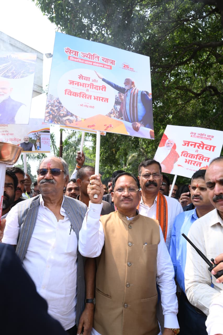 मुख्यमंत्री ने हाथों में मशाल लेकर किया ‘सेवा ज्योति यात्रा’ का नेतृत्व, बाइक रैली को दिखाई हरी झंडी