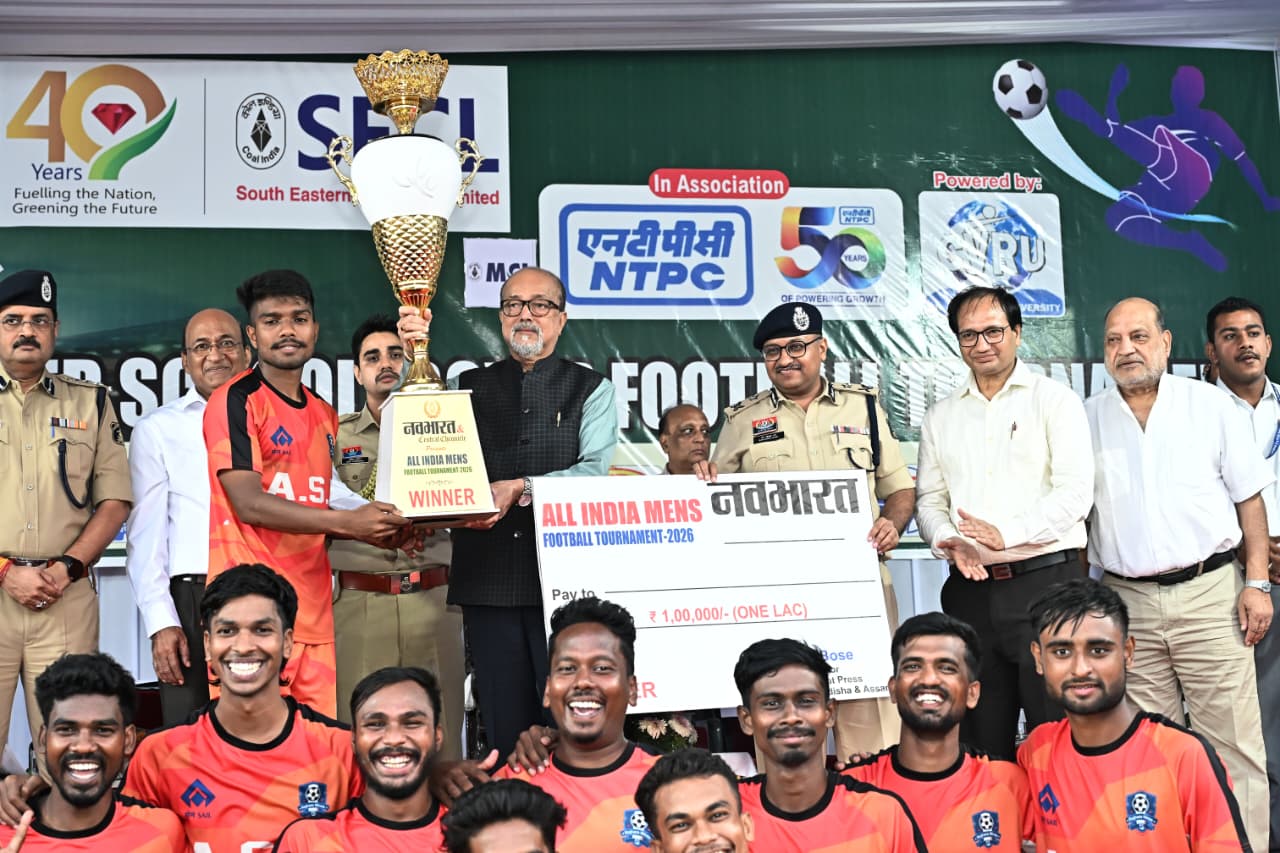 नवभारत फुटबॉल प्रतियोगिता के समापन में शामिल हुए राज्यपाल, विजेता और उपविजेता टीमों को किया सम्मानित