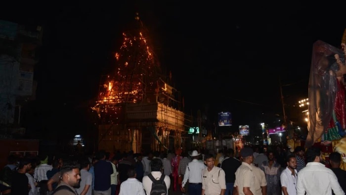 रायपुर के नवीन मार्केट में दुर्गा पूजा पंडाल में लगी आग, आतिशबाजी की चिंगारी से मचा हड़कंप