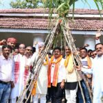 गन्ने का मूल्य 425 रुपये प्रति क्विंटल होने पर किसानों में खुशी, उप मुख्यमंत्री विजय शर्मा को गन्ना भेंटकर किया अभिनंदन