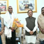 मुख्यमंत्री विष्णु देव साय से एशियन गेम्स के कांस्य पदक विजेता एथलीट अनिमेष कुजूर ने की सौजन्य मुलाकात