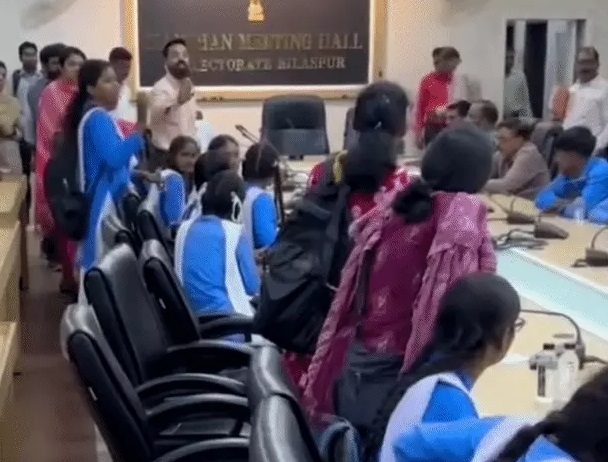 शिक्षकों पर कार्रवाई की मांग लेकर फिर कलेक्ट्रेट पहुंचीं छात्राएं, कलेक्टर बोले- निलंबित करेंगे तो शिक्षक कहां से लाएंगे