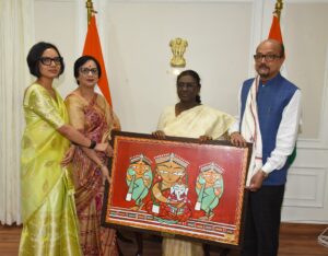 Governor Ramen Deka Presents Replica of Hill Myna to President Droupadi Murmu