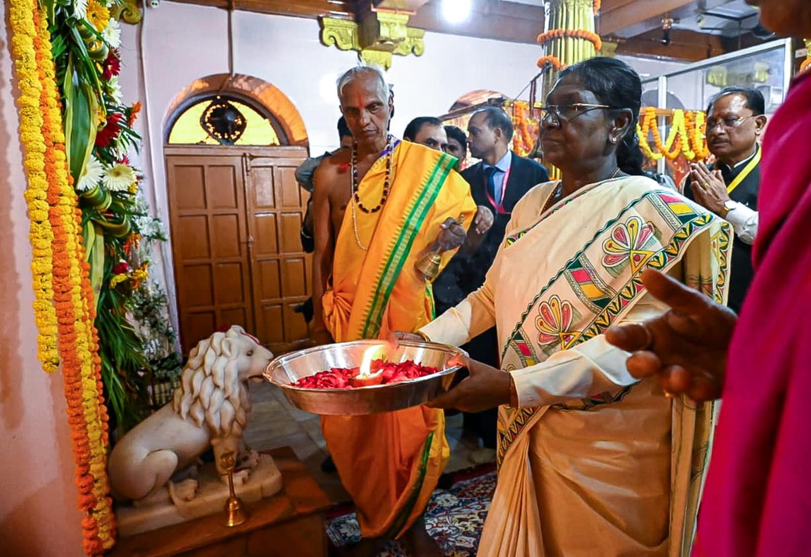 President of India Droupadi Murmu Offers Prayers at Maa Danteshwari Temple, Prays for Happiness and Prosperity for the Nation